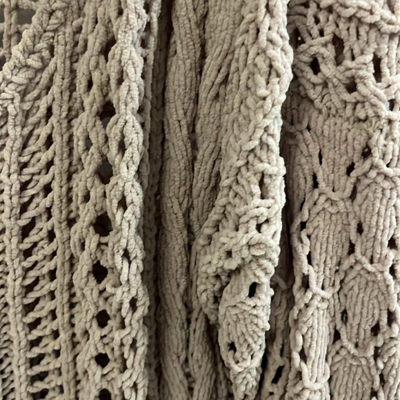 Light dusty pink sweater fits like oversized XS - Picture 3 of 4